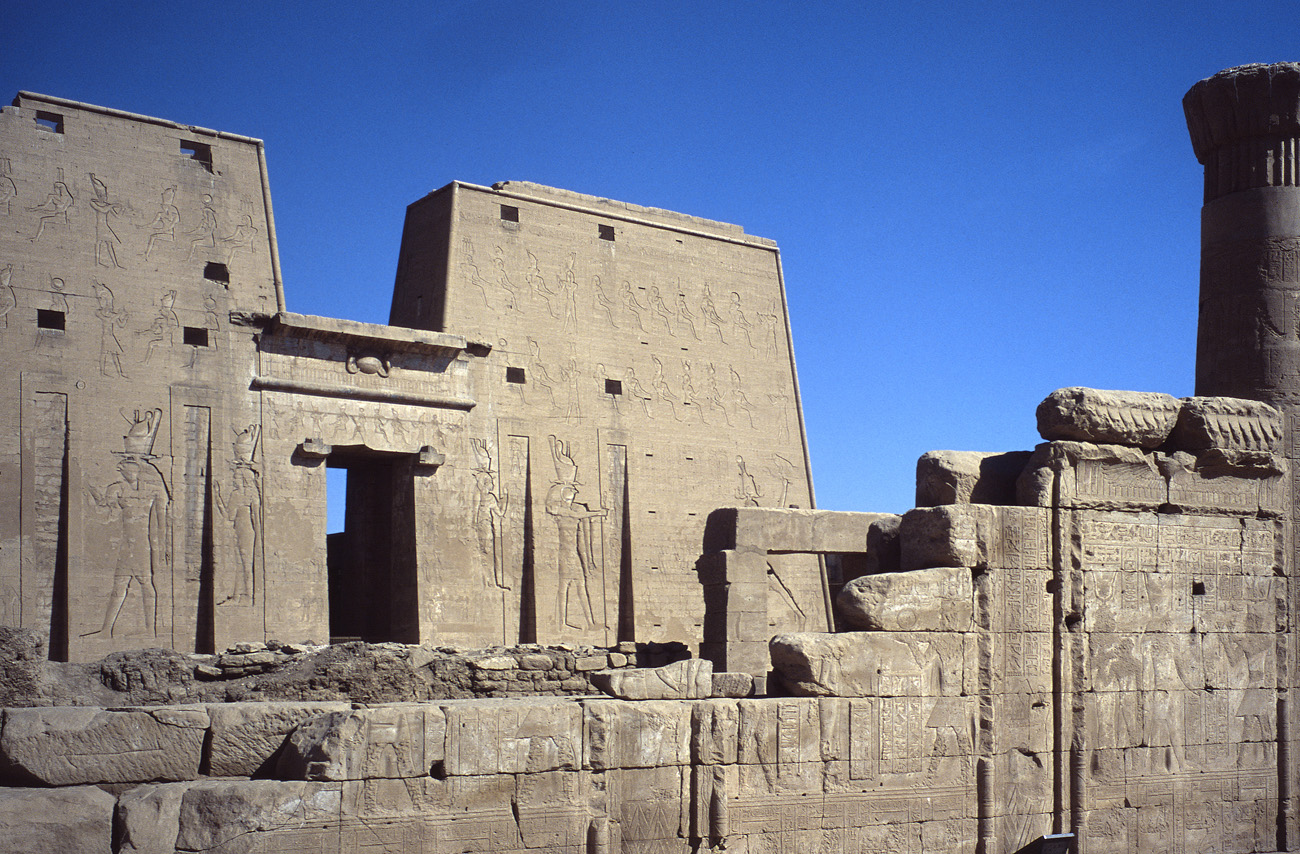 egyp05_20 temple edfou.jpg - Edfou  temple d'Horus un pylone Provia 100 F